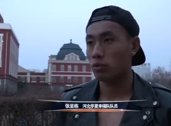 马岚哎呦一声，正要问她为什么打自己，便听那女人开口道：我还以为你是什么了不得的大人物，原来就是个被人骗了当骡子的蠢猪。